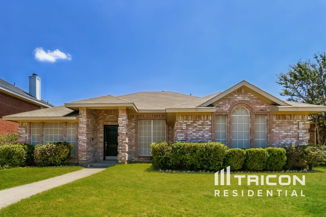 1558 Aberdeen Dr in Lancaster, TX - Building Photo