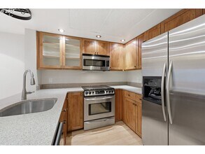 6625 W Burnside Rd in Portland, OR - Building Photo - Building Photo