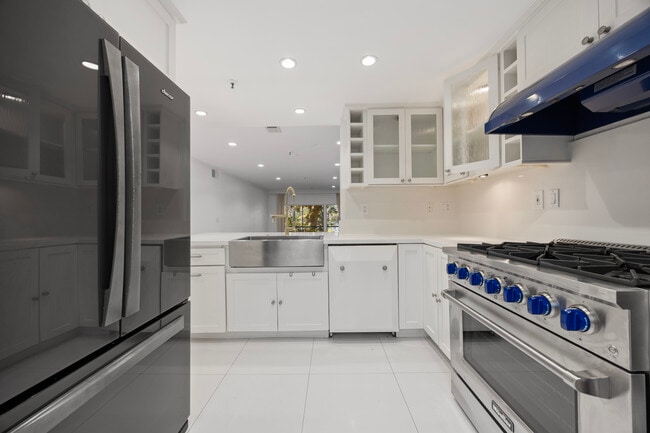 20 Sea Island Dr, Unit 20 Sea Island Dr in Newport Beach, CA - Foto de edificio - Building Photo