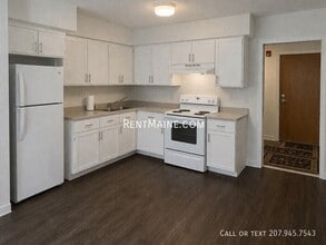 46 Baker St, Unit 10 in Clinton, ME - Foto de edificio - Building Photo