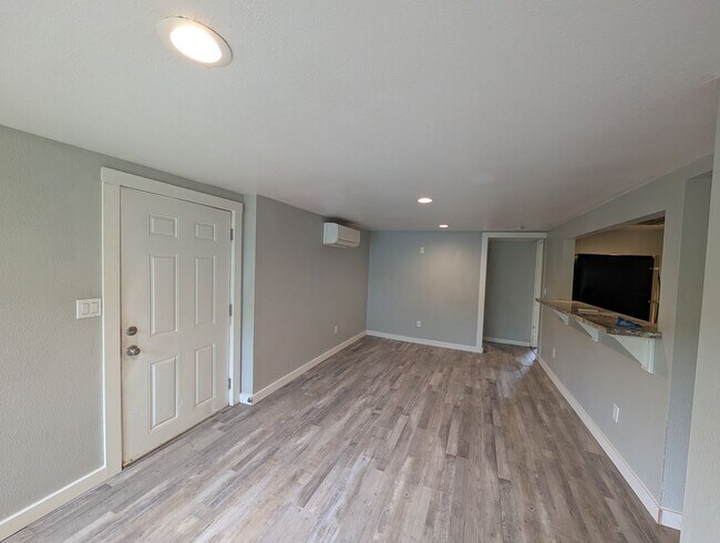 625 E 5th Ave in Riddle, OR - Foto de edificio - Building Photo