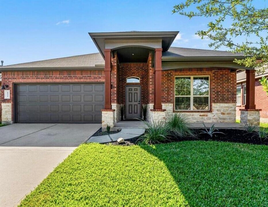 8931 Finnery Dr in Tomball, TX - Building Photo