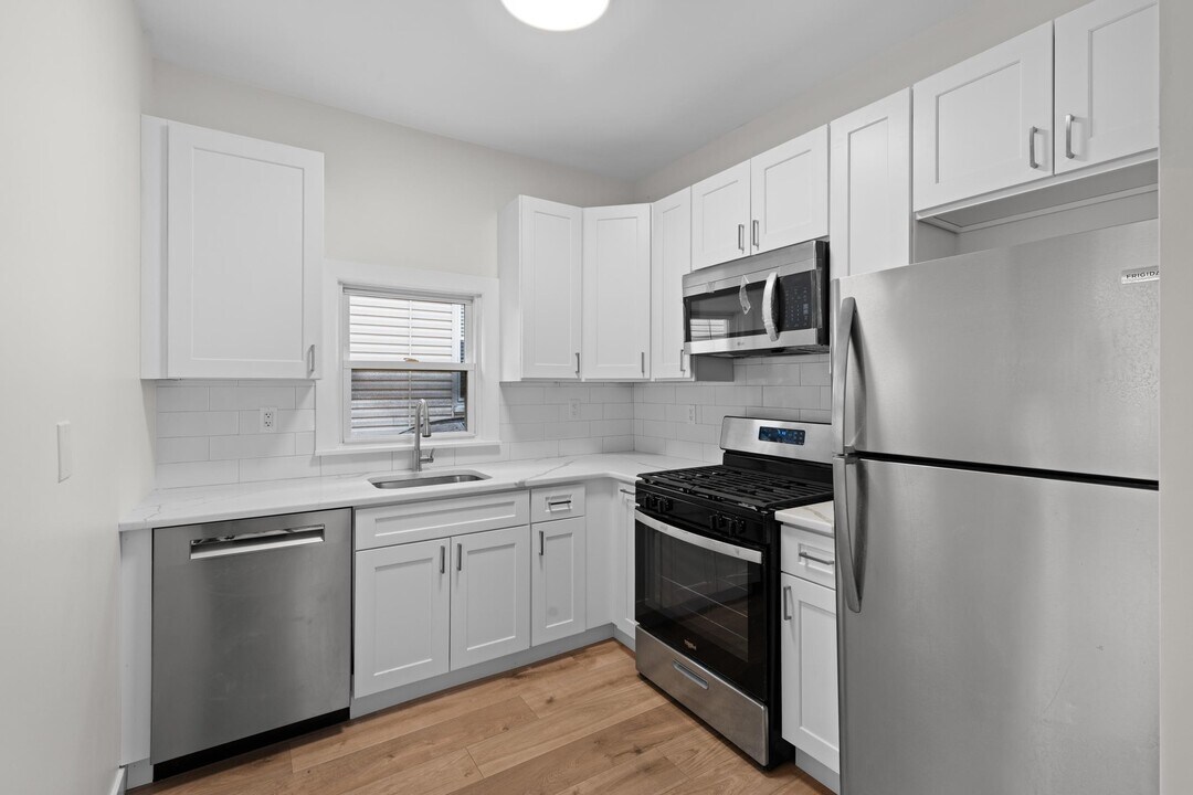 3 Edison Pl in East Rutherford, NJ - Building Photo