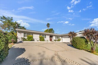 8201 Clemens Ave in Canoga Park, CA - Foto de edificio - Building Photo
