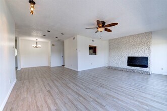 2137 Casa Rio Cir in Dickinson, TX - Foto de edificio - Building Photo