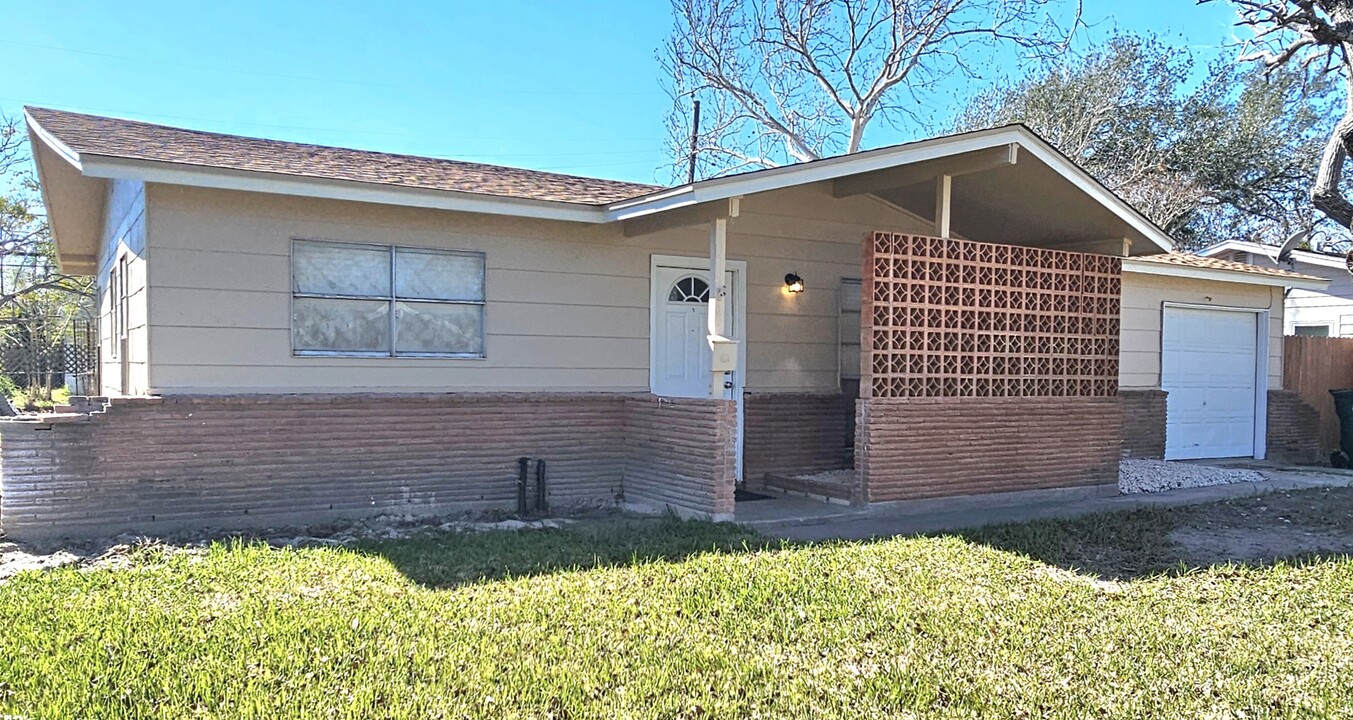 5829 Cain Dr in Corpus Christi, TX - Building Photo