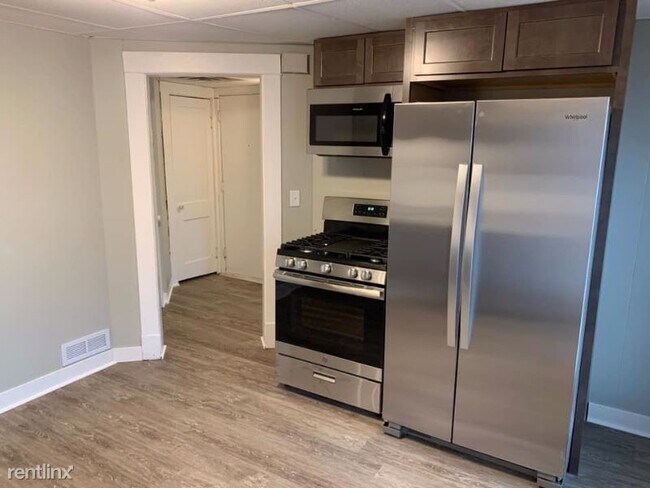 814 Broadway Ave NW in Grand Rapids, MI - Building Photo - Building Photo