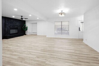 220 E Pleasant Run Rd, Unit 4 in Lancaster, TX - Building Photo - Building Photo