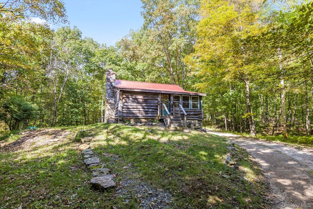 23 Ramphal Dr in Holmes, NY - Building Photo