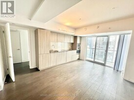 955 Bay St. in Toronto, ON - Building Photo