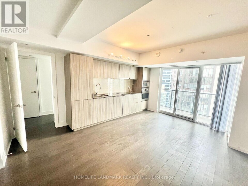 955 Bay St. in Toronto, ON - Building Photo