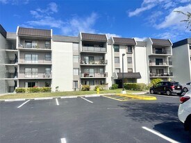 10431 N Kendall Dr in Miami, FL - Building Photo