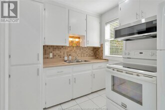 6633 Wyandotte St E in Windsor, ON - Building Photo - Building Photo