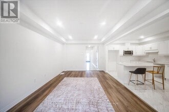 7 Saffron Way in Welland, ON - Building Photo - Building Photo