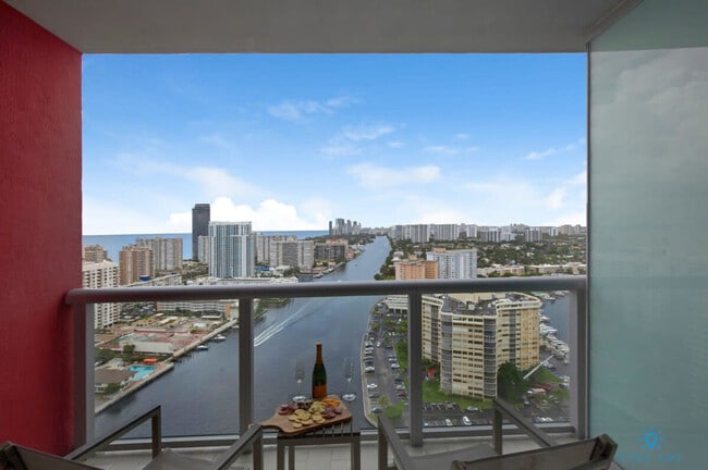 2602 E Hallandale Beach Blvd in Hallandale Beach, FL - Foto de edificio - Building Photo