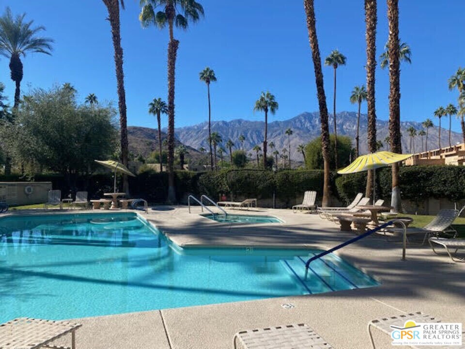 2700 Lawrence Crossley Rd in Palm Springs, CA - Building Photo