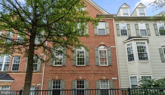 2456 Eastbourne Dr in Woodbridge, VA - Building Photo