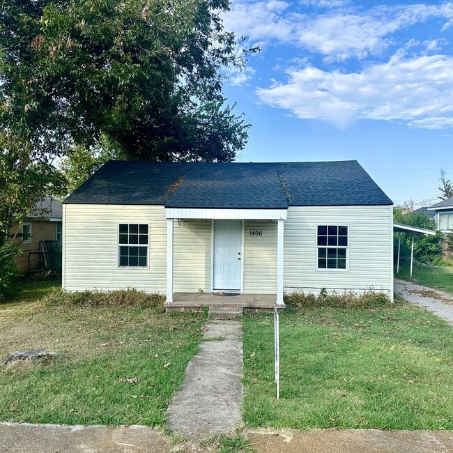 property at 1406 N Market Ave