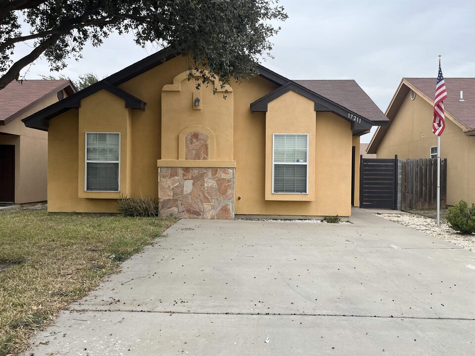 17211 Running Doe St in Laredo, TX - Foto de edificio