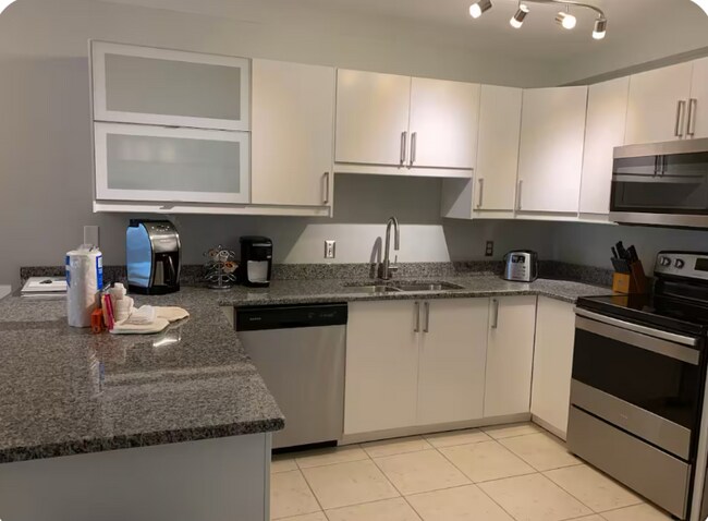 10 Lemoyne Ave in Hilton Head Island, SC - Building Photo - Building Photo