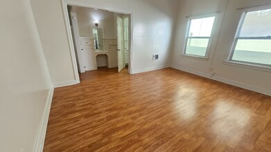 727 S Coronado St, Unit 307 in Los Angeles, CA - Foto de edificio - Building Photo