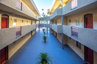 Sylvan Apartments in Van Nuys, CA - Foto de edificio - Building Photo