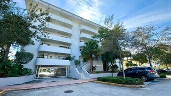 130 S Shore Dr, Unit #4B in Miami Beach, FL - Building Photo