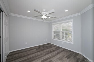 156 Overlook Dr in Farmingville, NY - Foto de edificio - Building Photo