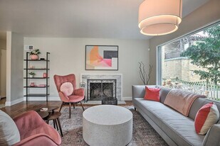 696 Crescent Ct in Glen Ellyn, IL - Building Photo