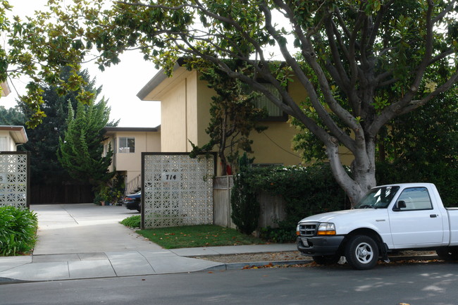 714 N Claremont St in San Mateo, CA - Foto de edificio - Building Photo