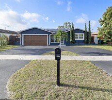 5820 NW 56th Pl in Tamarac, FL - Building Photo
