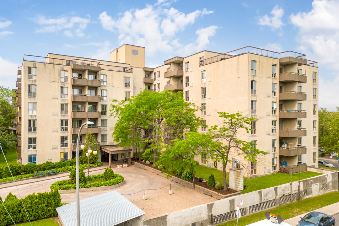 2605 De La Côte-Vertu Boul in St. Laurent, QC - Building Photo