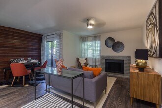 3836 S Lamar Blvd-Unit -70415-691 in Austin, TX - Foto de edificio - Building Photo