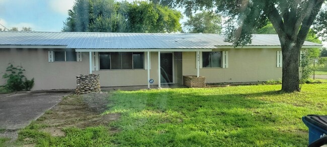 404 SW 10th St in Premont, TX - Building Photo - Building Photo