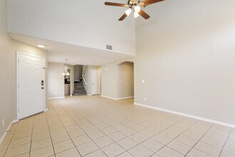8379 Yamhill St in Las Vegas, NV - Foto de edificio - Building Photo