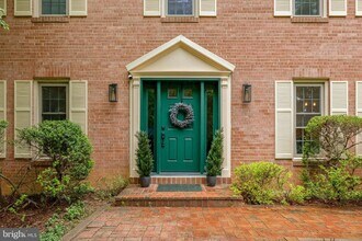 12000 Trotter Ln in Reston, VA - Building Photo - Building Photo