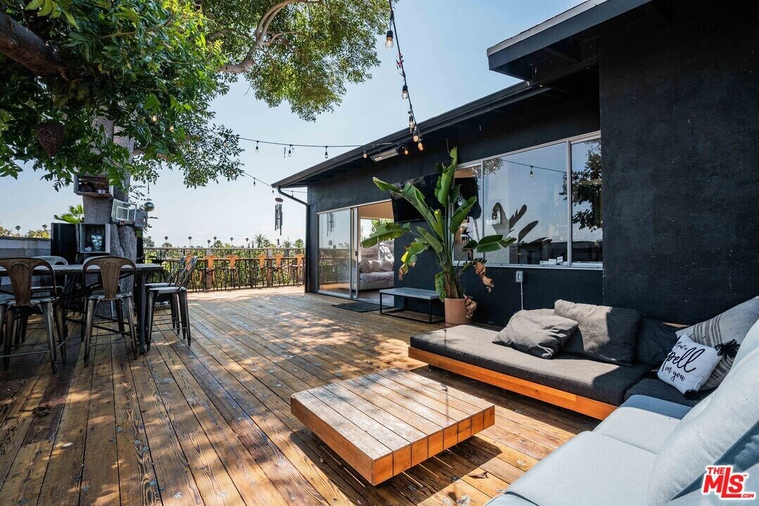 704 Blossom Ln in Redondo Beach, CA - Building Photo