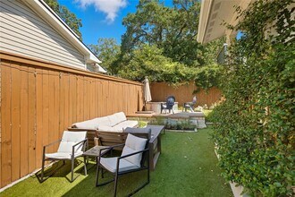 2007 S L Davis Ave in Austin, TX - Building Photo - Building Photo