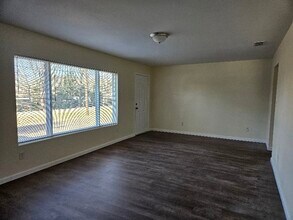 302 N Main St in Arp, TX - Foto de edificio - Building Photo