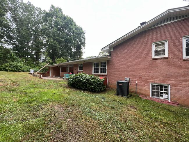 1809 Pinedale Dr in Raleigh, NC - Foto de edificio - Building Photo