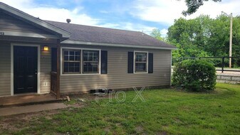 913 E Quincy St in Pittsburg, KS - Building Photo