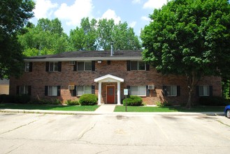 University Manor in Waukesha, WI - Building Photo - Building Photo