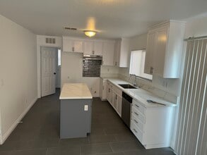 1711 E 68th St in Long Beach, CA - Foto de edificio - Building Photo