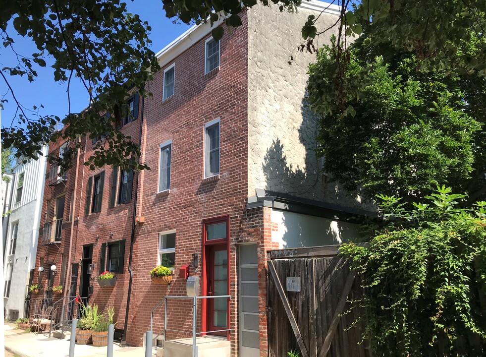 2045 Waverly St in Philadelphia, PA - Foto de edificio