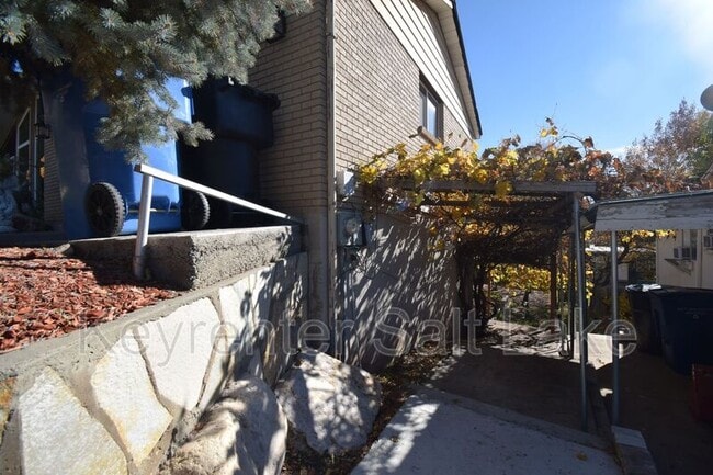 3582 E Mardonna Way in Salt Lake City, UT - Building Photo - Building Photo