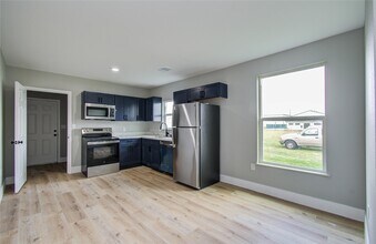 114 S Iowa St in La Porte, TX - Building Photo - Building Photo