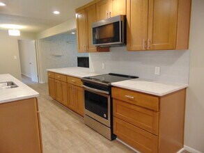 10454 NE 17th St in Bellevue, WA - Building Photo - Building Photo
