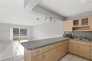 7815 Camino Real in Coral Gables, FL - Building Photo