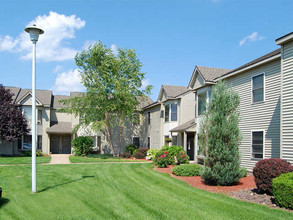 Autumn Chase in Ellington, CT - Foto de edificio - Building Photo