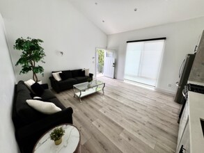78 Shadyspring Dr in Burbank, CA - Building Photo - Building Photo